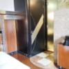 ラモード新宿(新宿区/ラブホテル)の写真『702号室　玄関のドアと脱衣所と便器への摺りガラスドア』by あいりん