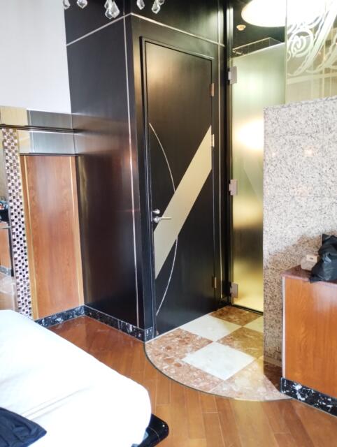 ラモード新宿(新宿区/ラブホテル)の写真『702号室　玄関のドアと脱衣所と便器への摺りガラスドア』by あいりん