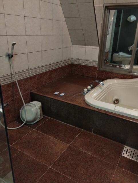 ラモード新宿(新宿区/ラブホテル)の写真『702号室　浴室壁の鏡にトイレが写る』by あいりん