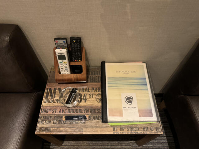 HOTEL WILL BAY CITY(船橋市/ラブホテル)の写真『205号室　テーブル』by ひこべえ