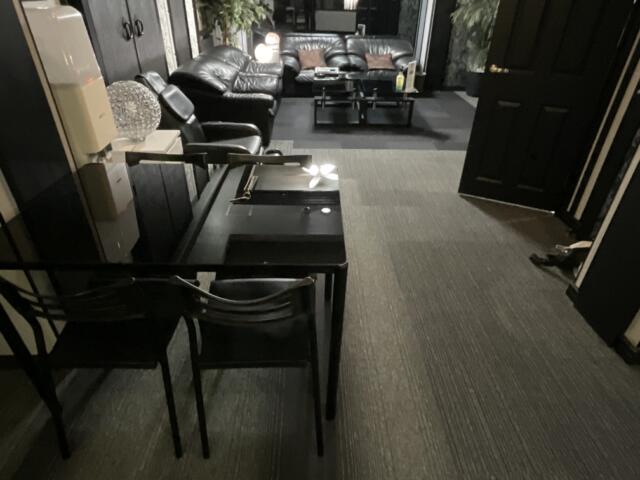 MG City Hotel（エムジーシティホテル）(船橋市/ラブホテル)の写真『505号室ベッドスペースからソファーに向けての全景』by 不惑より性欲
