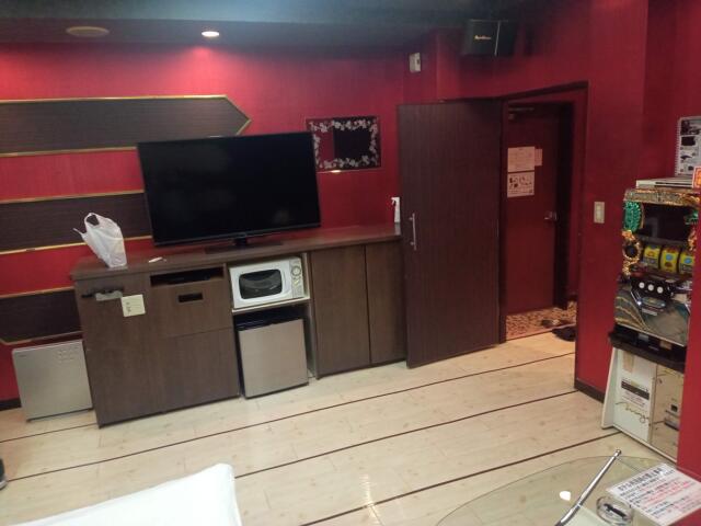 ドンキーズジャングル(千葉市中央区/ラブホテル)の写真『605号室　メインルーム　TV周り』by K61