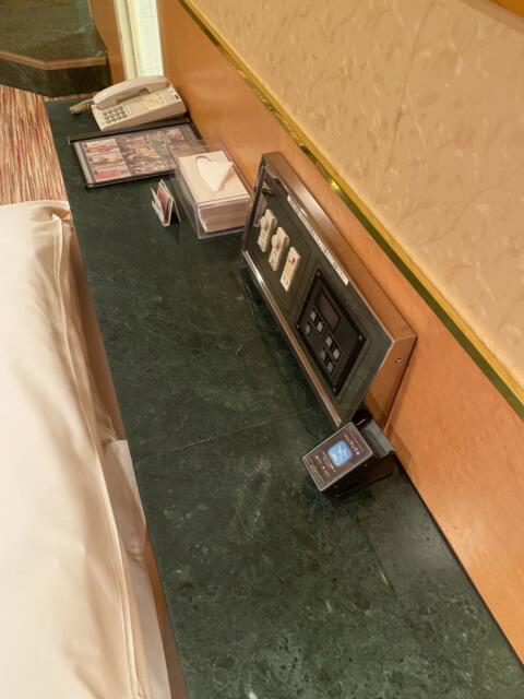 ホテルSAVOY(台東区/ラブホテル)の写真『206号室(ベッド傍の照明スイッチ、ゴムなど)』by こねほ
