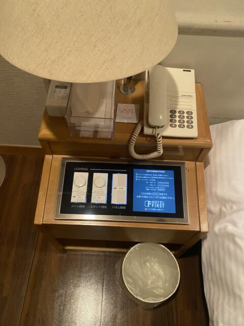 ホテルFirst(豊島区/ラブホテル)の写真『402号室(ベッド傍の照明スイッチ、電話他)』by こねほ
