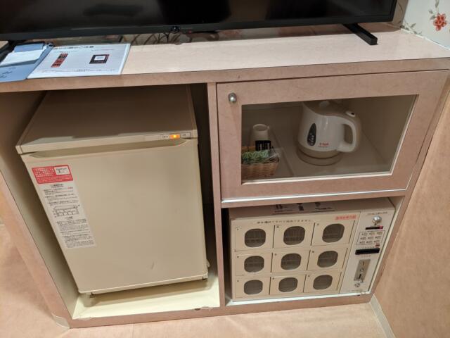ホテル うさぎのみみ(神戸市中央区/ラブホテル)の写真『401号室 冷蔵庫と自販機など』by きんてつ
