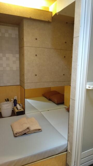 レンタルルーム　PRIME10room（プライムテンルーム）(新宿区/ラブホテル)の写真『5号室全景 全景と言っても扉を開けると直ぐベッド。右にシャワー室がある。』by _Yama