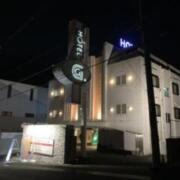 デザインホテル グランゴルドー 四條畷店(四條畷市/ラブホテル)の写真『夜の外観』by まさおJリーグカレーよ