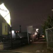 HOTEL Mythos（ミュートス）(堺市中区/ラブホテル)の写真『夜の外観』by まさおJリーグカレーよ