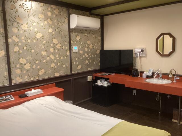 ホテル1987(新宿区/ラブホテル)の写真『302号室 チェアー側から見た室内』by ACB48