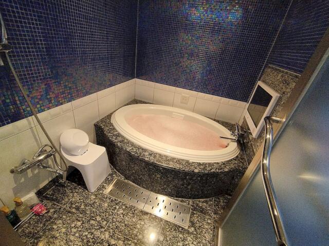 DESIGN HOTEL NOX(ノクス)(品川区/ラブホテル)の写真『402号室 バスルーム バスタブも大きくて快適でした！』by 最弱のネコ