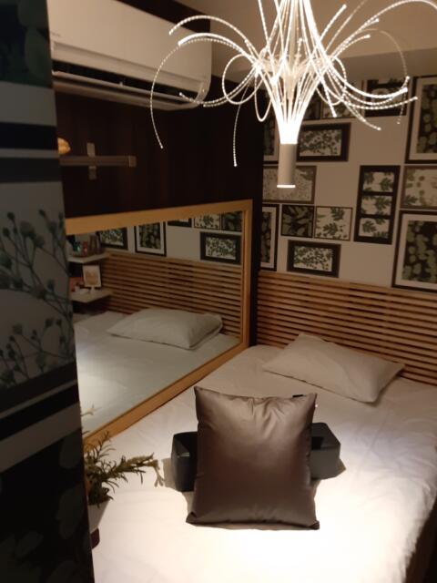 レンタルルーム bloom(ブルーム)(新宿区/ラブホテル)の写真『３０２号室　全体２　壁面鏡』by 上戸 信二
