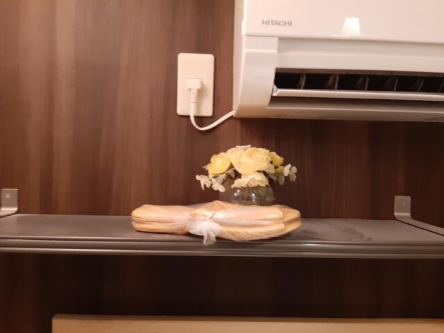 レンタルルーム bloom(ブルーム)(新宿区/ラブホテル)の写真『３０２号室　エアコン、スリッパ、花』by 上戸 信二