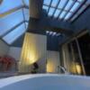 GRAND CHARIOT(グランシャリオ)(新宿区/ラブホテル)の写真『506号室　露天風呂からの眺め　上部は半透明のアクリルパネルみないな屋根となっており、外からは見えません』by ぴろりん