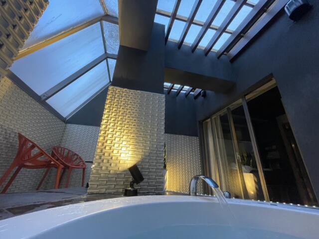 GRAND CHARIOT(グランシャリオ)(新宿区/ラブホテル)の写真『506号室　露天風呂からの眺め　上部は半透明のアクリルパネルみないな屋根となっており、外からは見えません』by ぴろりん