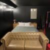ホテル パルティノン(川崎市川崎区/ラブホテル)の写真『801号室ベッドとソファー』by ターボー⤴️