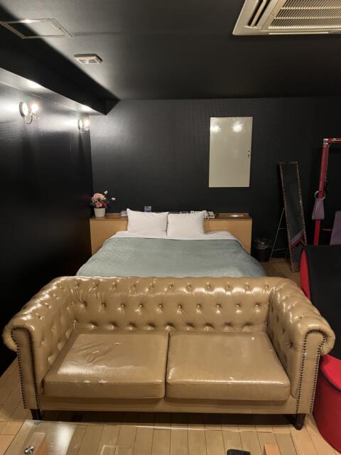 ホテル パルティノン(川崎市川崎区/ラブホテル)の写真『801号室ベッドとソファー』by ターボー⤴️
