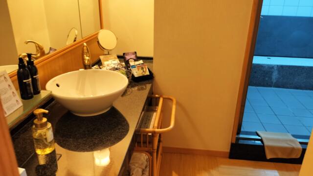 ホテル バリシアン(安八町/ラブホテル)の写真『301号室、洗面台と豪華アメニティ』by カートゥーン
