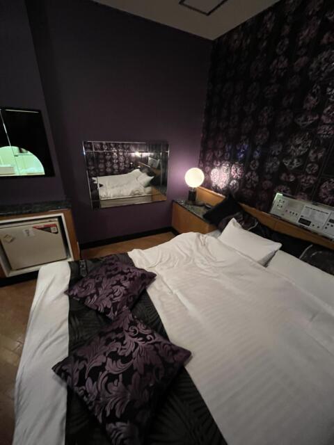 ニューシーズ鶯谷(台東区/ラブホテル)の写真『404号室　ベッド横の鏡』by ターボー⤴️