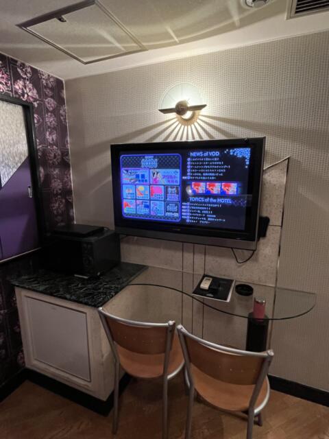 ニューシーズ鶯谷(台東区/ラブホテル)の写真『404号室　ベッド正面にある机とイスとテレビ』by ターボー⤴️