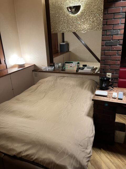 ホテルたかしま(荒川区/ラブホテル)の写真『205号室　ベッドと鏡』by ターボー⤴️