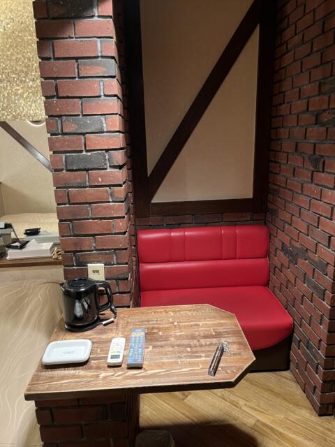 ホテルLALA33(豊島区/ラブホテル)の写真『103号室　ソファーと机。』by ターボー⤴️