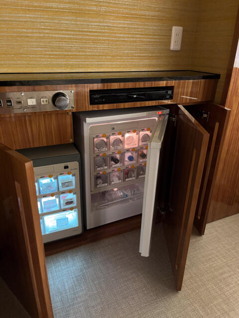 CHARME鶯谷１（シャルム）(台東区/ラブホテル)の写真『102号室　冷蔵庫や自動販売機』by INA69