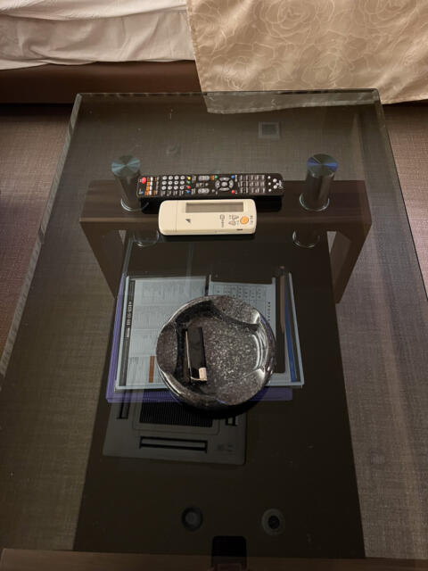 CHARME鶯谷１（シャルム）(台東区/ラブホテル)の写真『102号室　リモコンや灰皿』by INA69