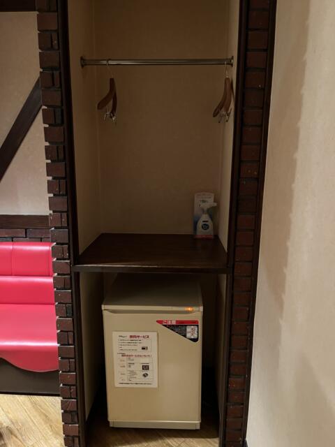 ホテルたかしま(荒川区/ラブホテル)の写真『205号室　ハンガーラックと冷蔵庫』by ターボー⤴️