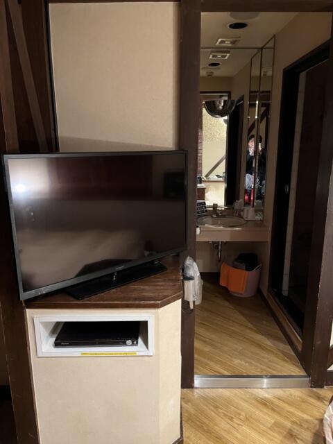 ホテルたかしま(荒川区/ラブホテル)の写真『205号室　テレビ、洗面所、浴室』by ターボー⤴️
