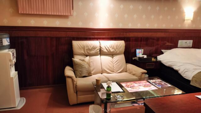 ホテル バリシアン(安八町/ラブホテル)の写真『302 号室　ソファ』by カートゥーン