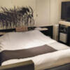 ホテル クレスト　錦糸町(墨田区/ラブホテル)の写真『406号室 ベッド周辺（４）』by 午前３時のティッシュタイム
