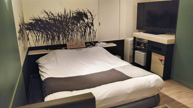 ホテル クレスト　錦糸町(墨田区/ラブホテル)の写真『406号室 ベッド周辺（４）』by 午前３時のティッシュタイム