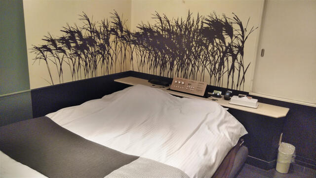 ホテル クレスト　錦糸町(墨田区/ラブホテル)の写真『406号室 ベッド周辺（３）』by 午前３時のティッシュタイム