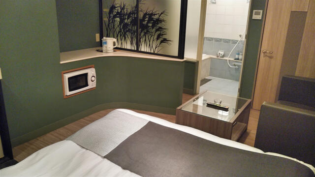 ホテル クレスト　錦糸町(墨田区/ラブホテル)の写真『406号室 ベッド周辺（１）』by 午前３時のティッシュタイム
