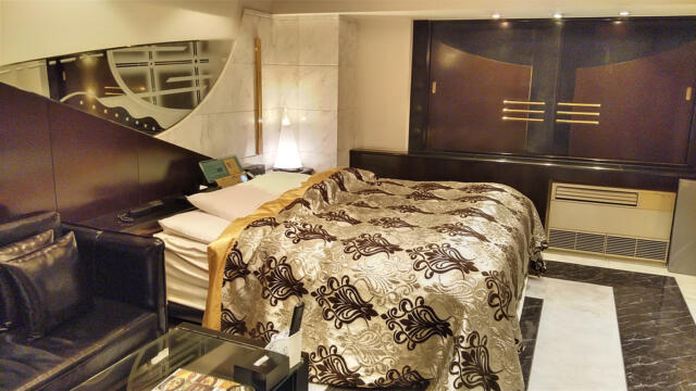 HOTEL RAY FIELD(墨田区/ラブホテル)の写真『501号室 ベッド周辺（４）』by 午前３時のティッシュタイム