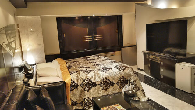 HOTEL RAY FIELD(墨田区/ラブホテル)の写真『501号室 ベッド周辺（１）』by 午前３時のティッシュタイム