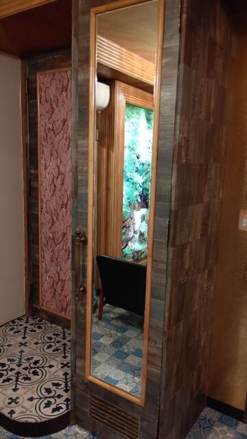 Q&P（キューアンドピー）(大阪市/ラブホテル)の写真『406号室、鏡付き収納棚』by Sparkle