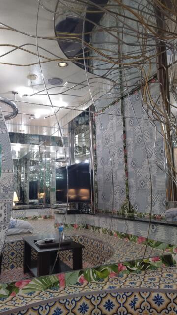 Q&P（キューアンドピー）(大阪市/ラブホテル)の写真『305号室、ソファーセット側巨大鏡』by Sparkle