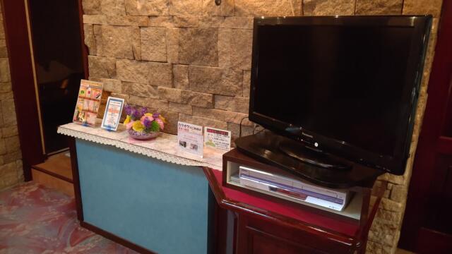 ホテル サンエイト(安八町/ラブホテル)の写真『801号室、液晶テレビと棚』by Sparkle