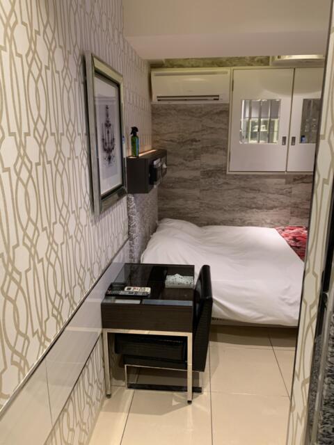 ホテル エリアス(豊島区/ラブホテル)の写真『B212玄関正面にベッドが見えます。狭い。』by ゆうじい