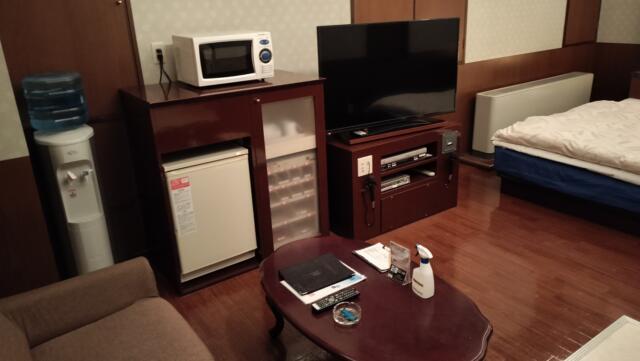 ホテル イングリッシュガーデン(岐阜市/ラブホテル)の写真『303号室　テレビ台とソファ』by カートゥーン