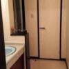 ホテル イングリッシュガーデン(岐阜市/ラブホテル)の写真『303 号室、浴室前の洗面台とトイレドア』by カートゥーン