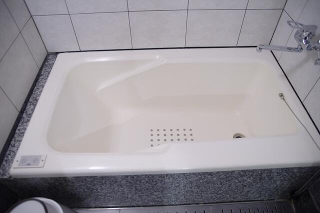 ホテルゆたか(新宿区/ラブホテル)の写真『303号室　ブロアバス機能付き浴槽』by マーケンワン
