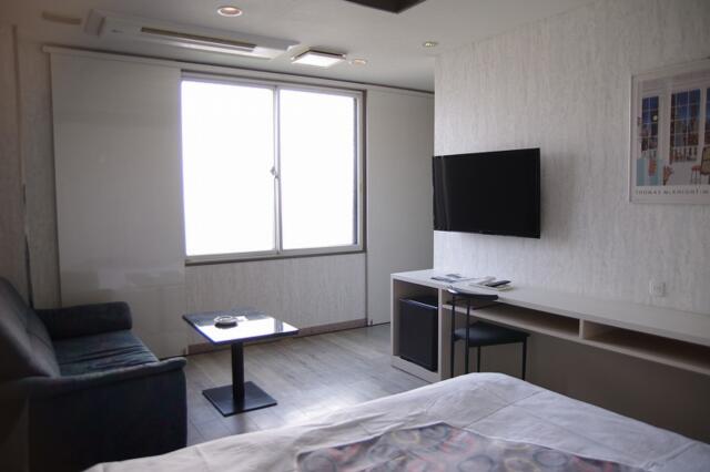 ホテルゆたか(新宿区/ラブホテル)の写真『303号室　自然光を入れた室内』by マーケンワン