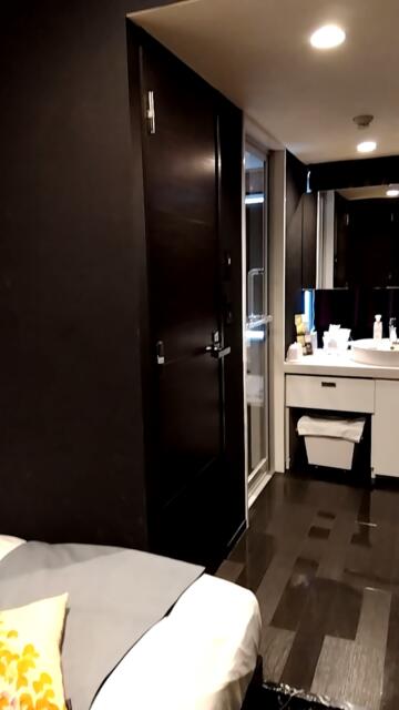 FABULOUS(ファビュラス)(立川市/ラブホテル)の写真『406号室（奥から洗面、浴室、トイレ、ベッド）』by ＪＷ