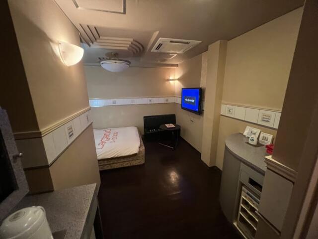 Legend P-DOOR A館・B館(台東区/ラブホテル)の写真『312号室　ベッドルームに向かって』by 体系がたこ焼き