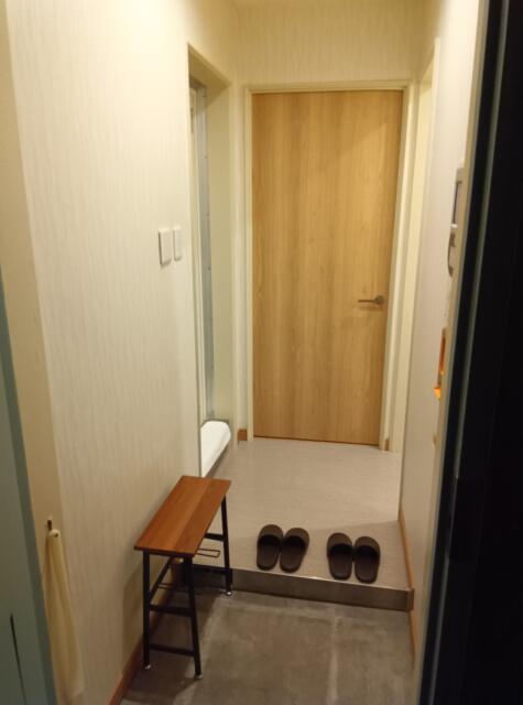 stories HOTEL555 秦野店(秦野市/ラブホテル)の写真『203号室、玄関です。(24,4)』by キジ
