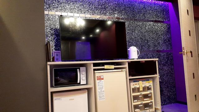 HOTEL IXION（イクシオン)(戸田市/ラブホテル)の写真『311号室、TVと冷蔵庫、電子レンジなど』by 春風拳