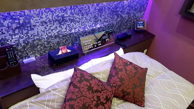 HOTEL IXION（イクシオン)(戸田市/ラブホテル)の写真『311号室、ベッド脇のパネル。有線あり』by 春風拳