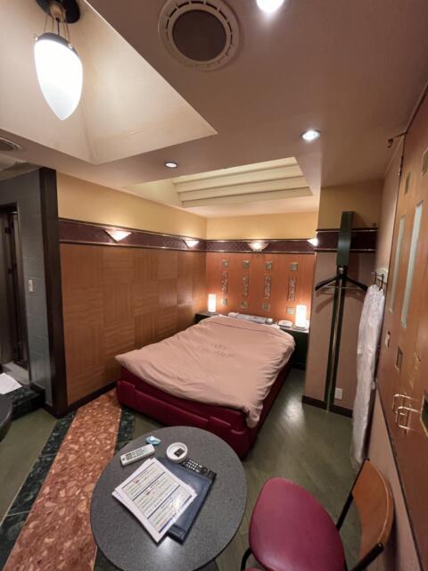 ホテル プレステージ(荒川区/ラブホテル)の写真『502号室　丸テーブル側から見た室内』by ターボー⤴️